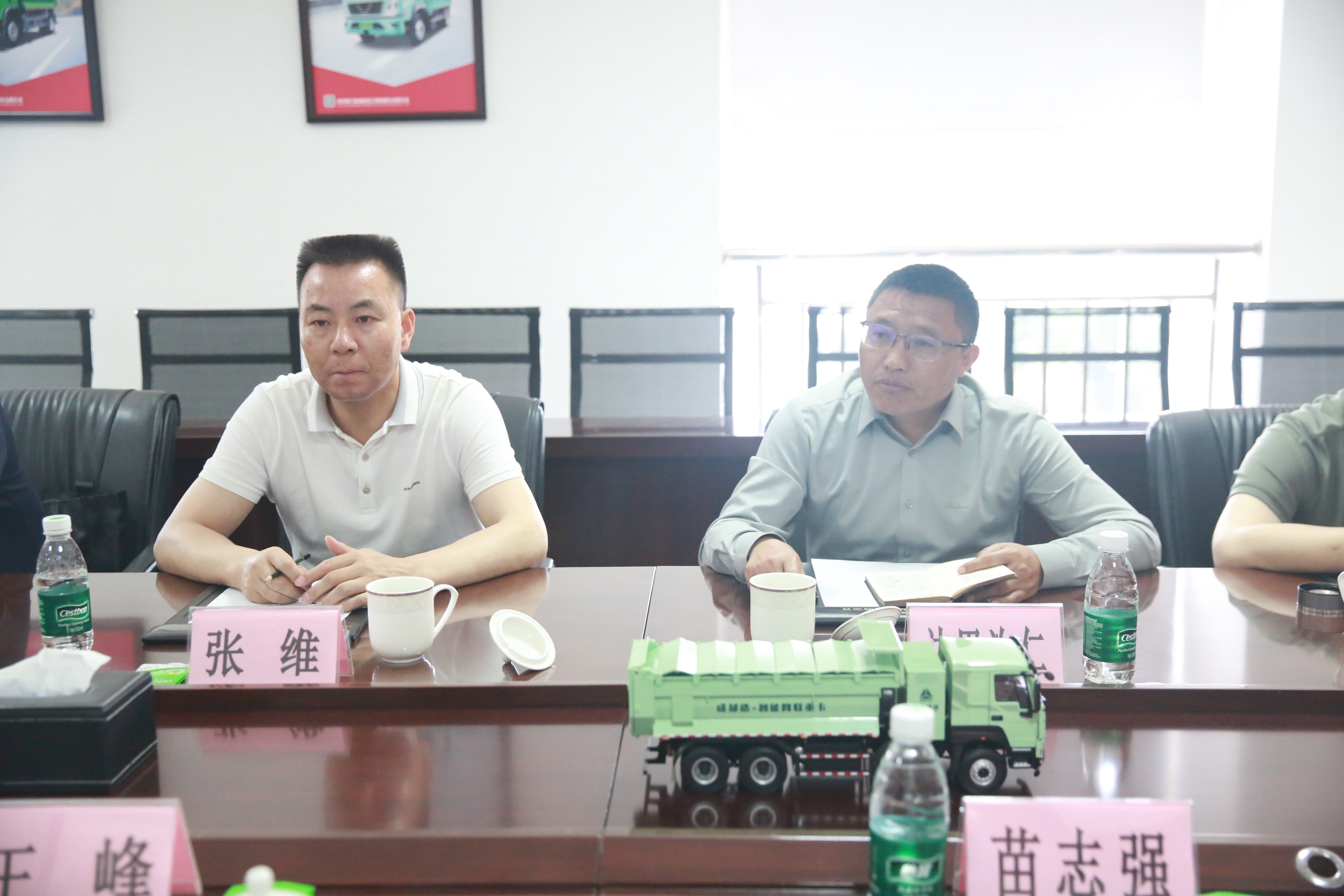 西藏自治区山南市氢氧产业专项考察调研组到公司参观考察